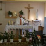 Ksiądz kapelan wygłasza kazanie podczas obchodów Światowego Dnia Chorego