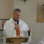 Ksiądz kapelan wygłasza kazanie podczas obchodów Światowego Dnia Chorego